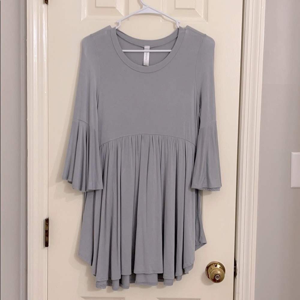 Medium/Large Honeyme grey blouse